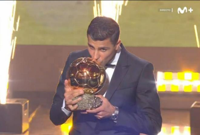 Rodrigo Hernández, con el Balón de Oro, fue merecido vencedor para Manu Carreño (foto: captura Movistar +).