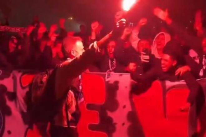 Luis Enrique celebrando con bengalas la victoria ante el Marsella (Foto: PSG).