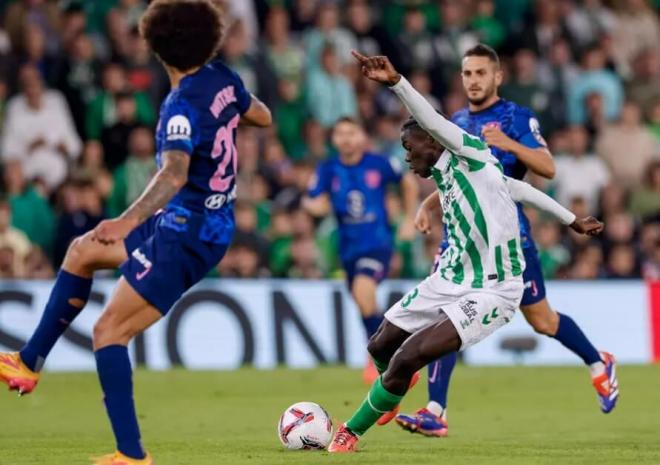 Assane Diao dispara en el Betis-Atlético (foto: EFE).