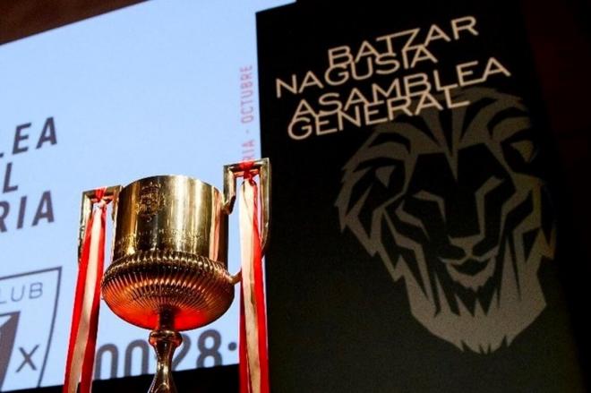 La Copa alzada en La Cartuja, presente en la Asamblea de Socios Compromisarios de 2024 en el Palacio Euskalduna (Foto: Athletic Club).