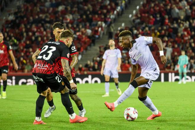 Regate de Álvaro Djaló , en Son Moix, ante el Real Mallorca (Foto: Athletic Club).