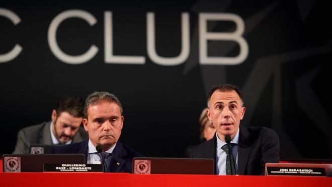 El Contador Guillermo Ruiz-Longarte y el Director General Jon Berasategi, en la Asamblea de Socios Compromisarios (Foto: Athletic Club).