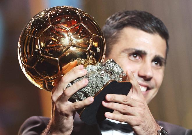 Rodri alza el Balón de Oro. (Foto: Cordon Press)