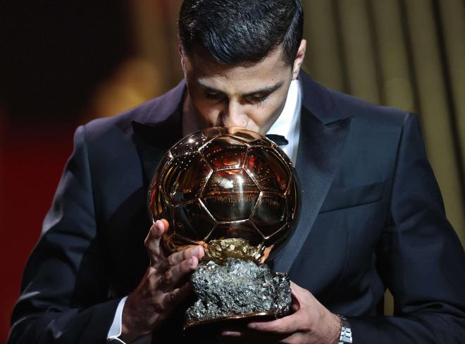 Rodri Hernández besa el Balón de Oro 2024. Foto: Cordon Press