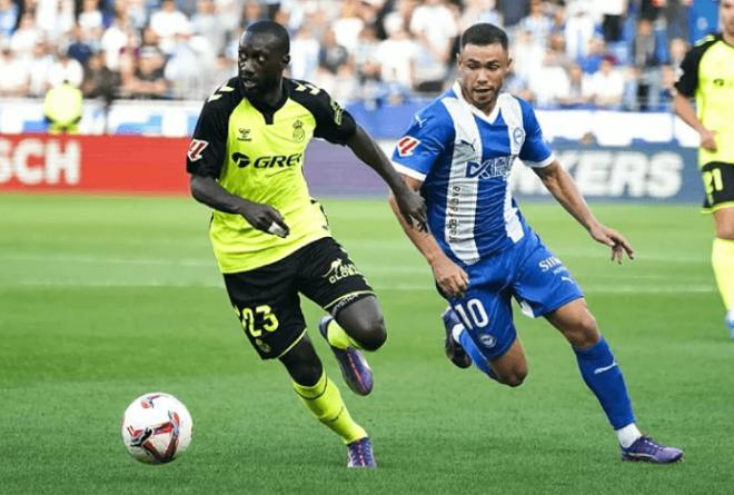 Youssuf Sabaly con la pelota (foto: EFE).