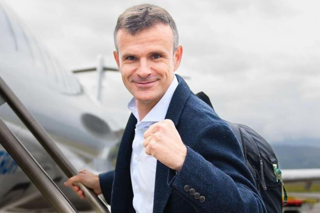 El presidente Jon Uriarte sube eufórico al avión (Foto: Athletic Club).