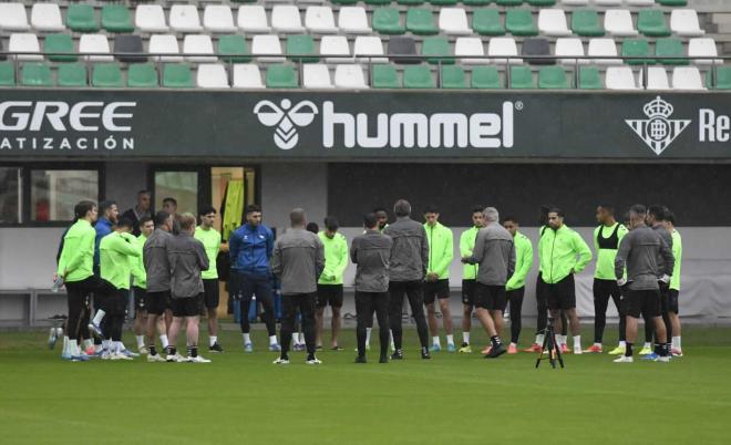 La larga charla de Manuel Pellegrini bajo la lluvia en la sesión del Betis (Foto: Kiko Hurtado).