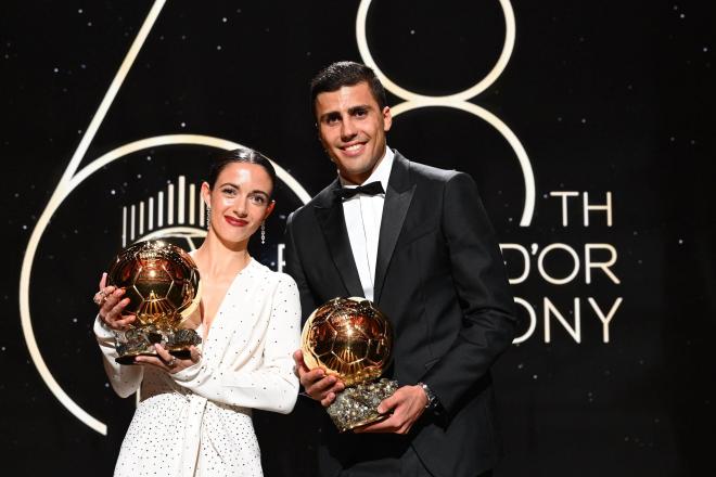 Aitana y Rodri con el Balón de Oro (Cordon Press)