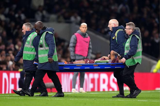 Savinho, llorando y en camilla en el Tottenham-Manchester City (Foto: Cordon Press).