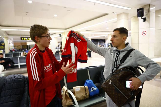 Bryan Zaragoza regala su camiseta a un aficionado de Osasuna (Foto: CAO).