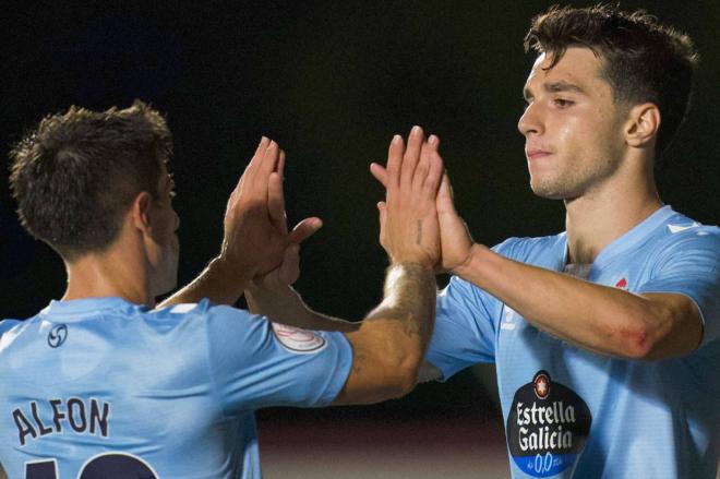 Tasos Douvikas celebra su gol con Alfon (Foto: RC Celta).