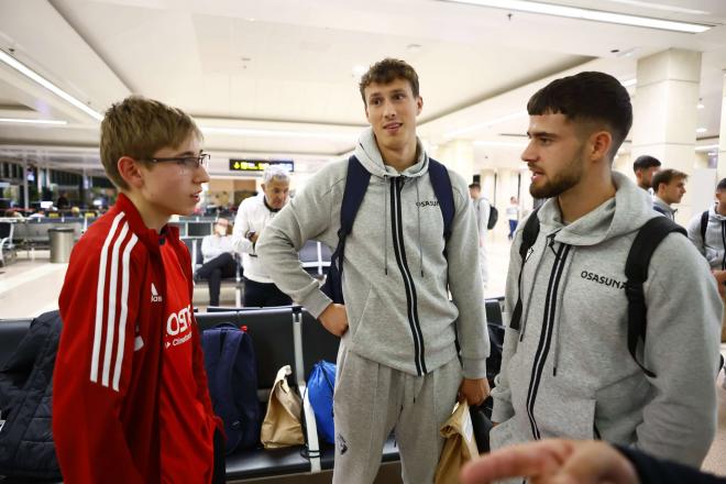 Los jugadores de Osasuna charlan con el aficionado que viajó hasta Chiclana (Foto: CAO).