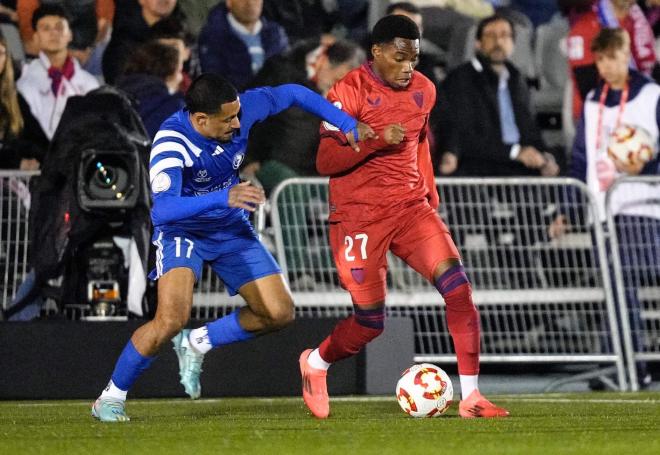 Idumbo, jugador del Sevilla, ante Las Rozas (Foto: SFC).