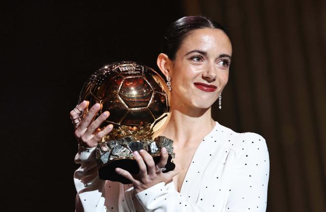 Aitana Bonmatí posando con su segundo Balón de Oro (Foto: Cordon Press).