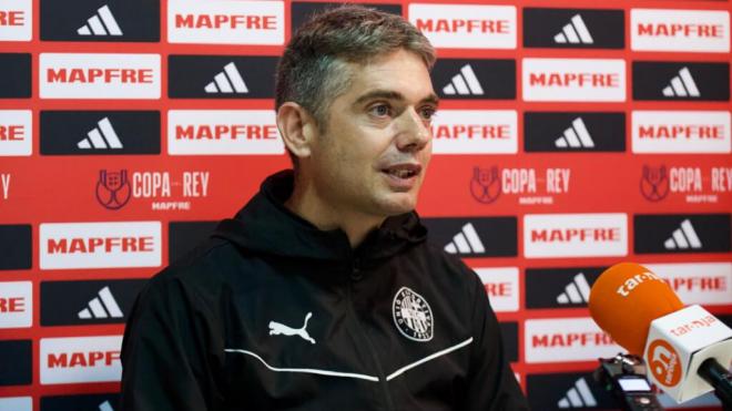 Ramón Carrascal, entrenador del Vic, en la previa contra el Atleti (X: @UEVic_)