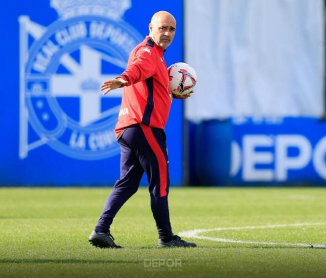 Óscar Gilsanz dirige el entrenamiento del primer equipo. (Foto: Dépor)