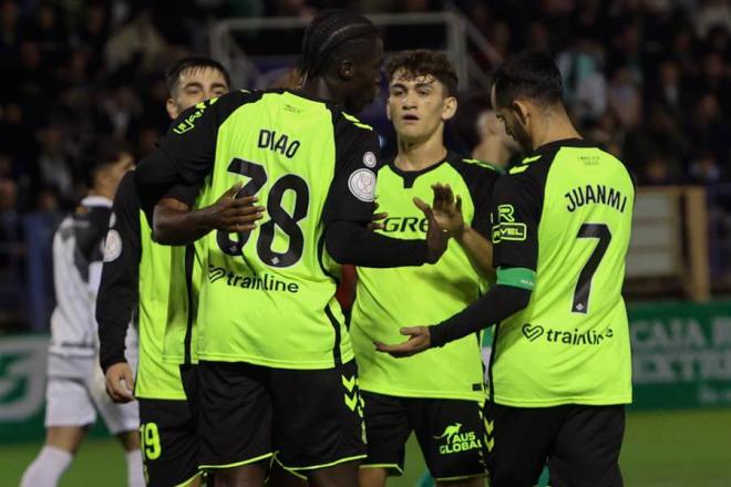 Los futbolistas del Betis celebran uno de los goles (foto: EFE).