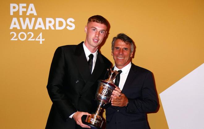 Cole Palmer recibe el premio a mejor joven inglés de Gianfranco Zola (Foto: CordonPress).