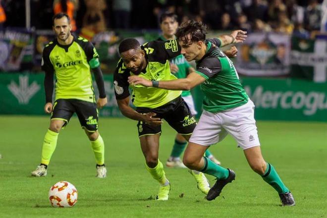 Cédric Bakambu en una acción del partido (foto: EFE).