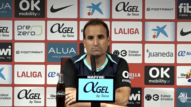 Jagoba Arrasate, en una rueda de prensa con el Mallorca (Foto: @RCDMallorca).