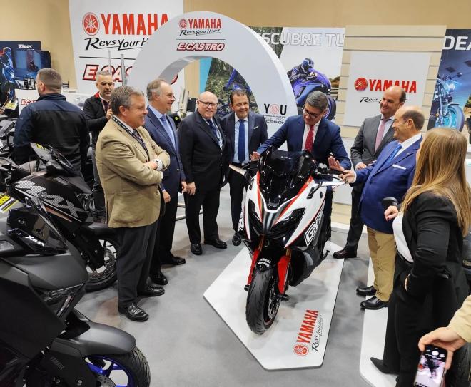 Las autoridades, durante la presentación del Salón del Motor.