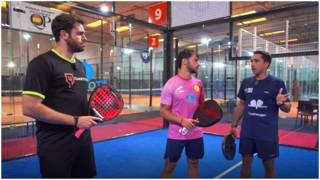 Andrés Britos con unos alumnos durante la clase.