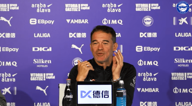 Luis García Plaza, en rueda de prensa con el Alavés (Foto: @Alavés).