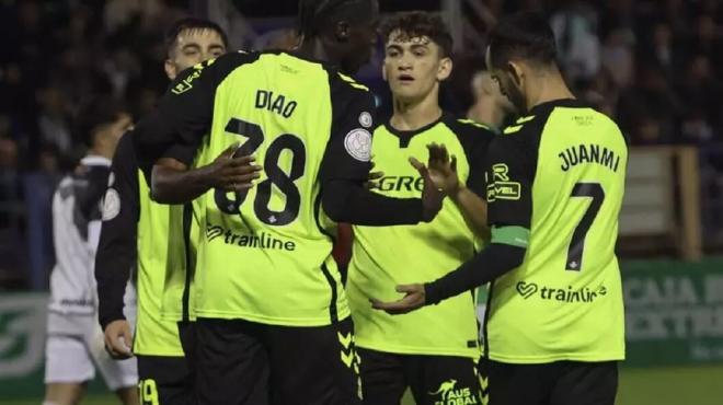 Assane Diao y Mateo Flores celebran un gol con el Betis (Foto: EFE).