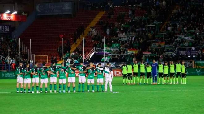 Minuto de silencio en el Gévora-Betis (Foto: EFE).