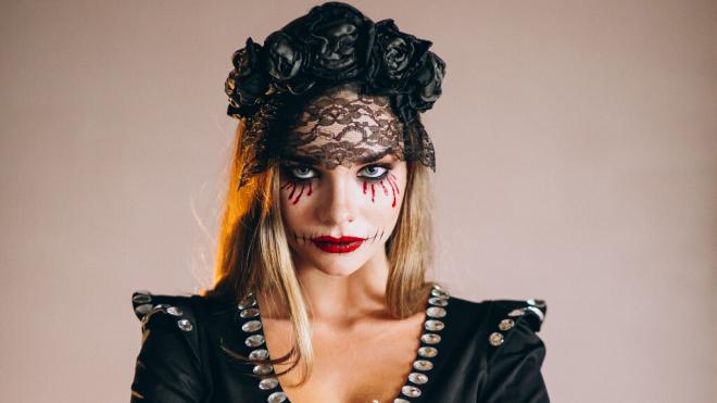 Mujer disfrazada para Halloween (Foto: Freepik)