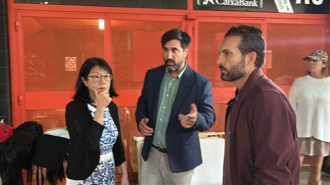 Javier Solís ha visitado Mestalla con Layhoon y Rubén Baraja, entrenador del Valencia CF.