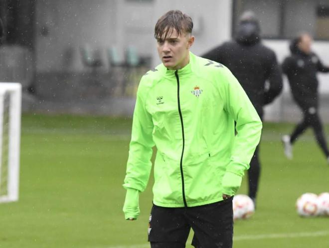 Jesús Rodríguez, en un entrenamiento del primer equipo del Real Betis (foto: Kiko Hurtado).