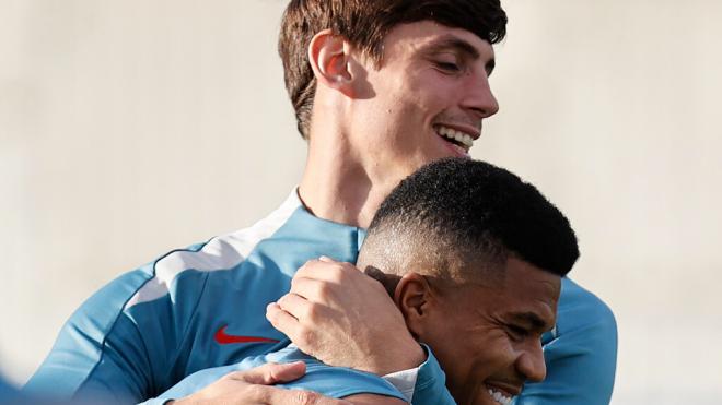 Robin Le Normand y Reinildo Mandava, en un entrenamiento del Atlético de Madrid (Foto: ATM)