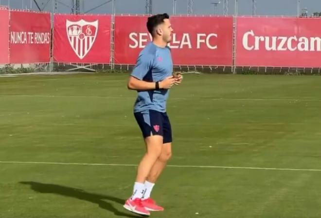 Saúl Ñíguez entrenándose en solitario.