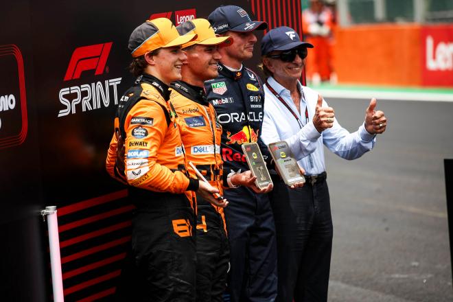 Lando Norris y Oscar Piastri con Max Verstappen (Foto: Cordon Press)