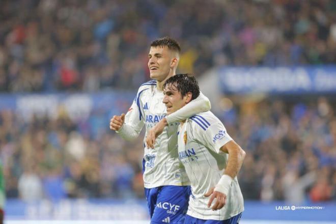 Bazdar abraza a Iván Azón por su gol al Granada (Foto: LaLiga).