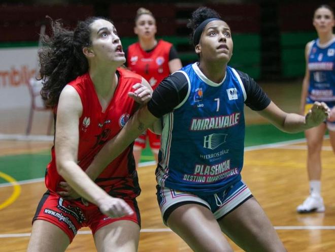 Ángela Jiménez, durante un partido del Miralvalle Plasencia (Foto: @CPMiralvalle).