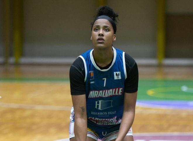 Ángela Jiménez, durante un partido del Miralvalle Plasencia (Foto: @CPMiralvalle).