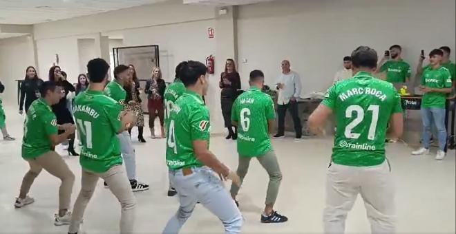 El baile de los jugadores del Gévora con las camisetas del Betis.