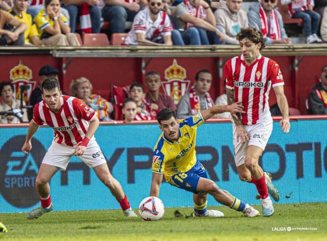 Gelabert y Guille Rosas pugnan con Matos por el esférico (Foto: LaLiga).