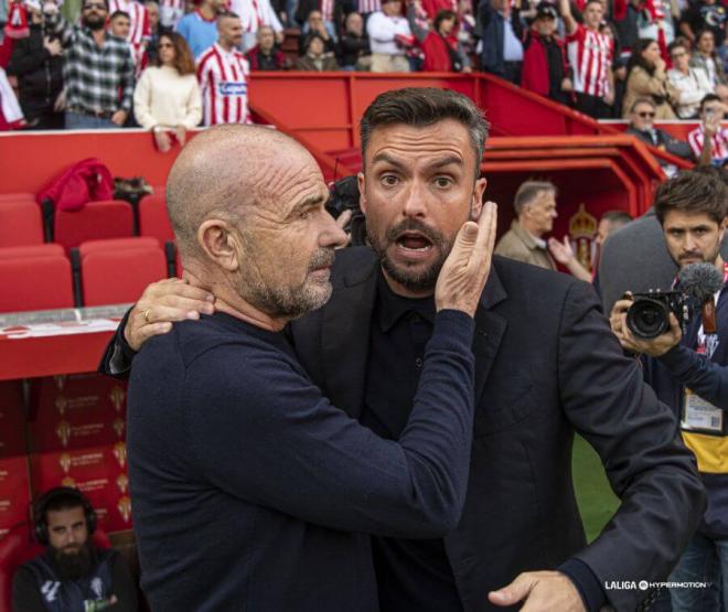 Paco López, saludando a Rubén Albés.