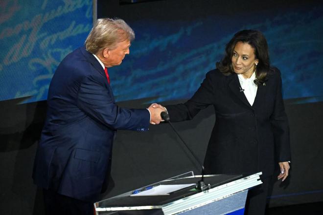 Donald Trump y Kamala Harris se saludan antes de un debate.