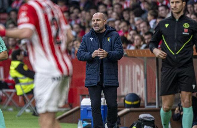 Paco López, en el partido de Gijón.