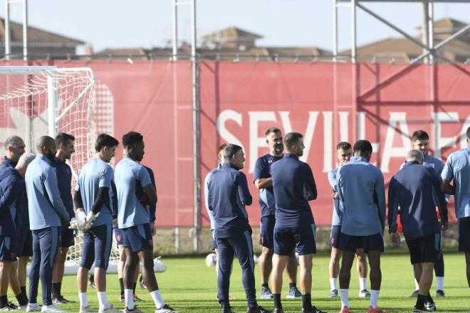 Los jugadores del Sevilla, en el entrenamiento de este sábado (Foto: Kiko Hurtado).