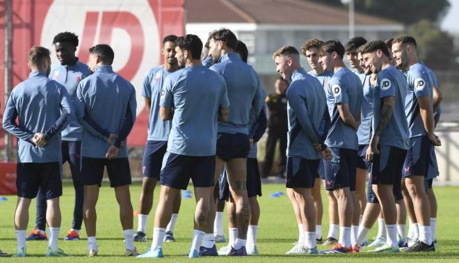 Los jugadores del Sevilla, en el entrenamiento de este sábado (Foto: Kiko Hurtado).