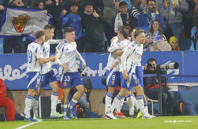 El Real Zaragoza festeja un gol al Granada (Foto: LaLiga).