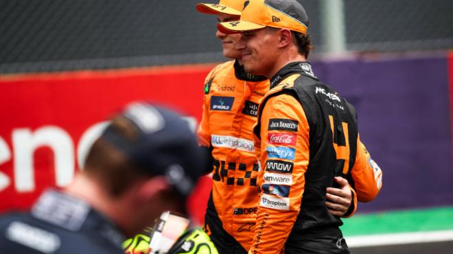 Lando Norris y Oscar Piastri posan juntos, con Verstappen en primer plano (Foto: Cordon Press)