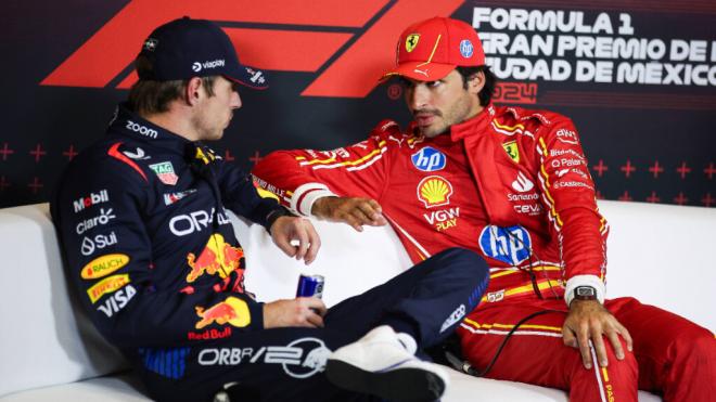 Max Verstappen y Carlos Sainz, en una rueda de prensa de Fórmula 1 (Cordon Press)