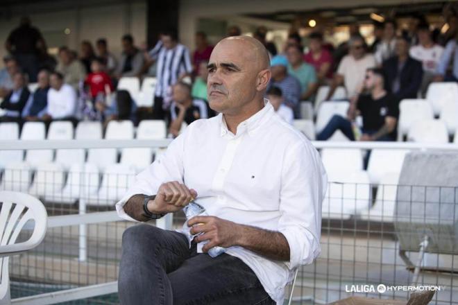 Óscar Gilsanz, en el banquillo antes del Cartagena - Dépor (Foto: LALIGA).