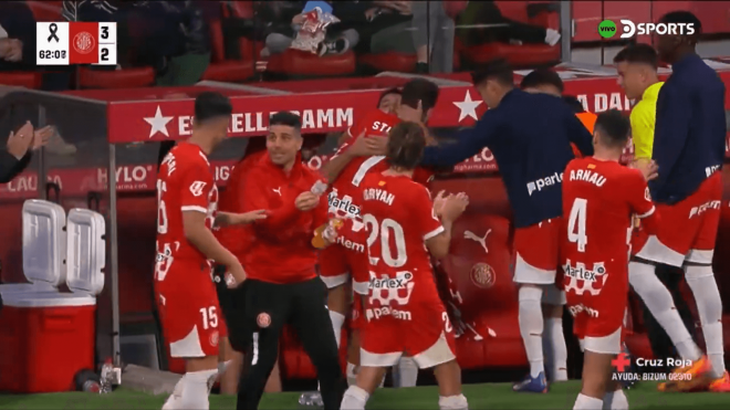 Cristhian Stuani se abraza a Bojan Miovski tras marcar en el Girona-Leganés.